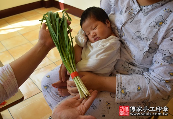 徐寶寶(桃園龍潭區到府嬰兒寶寶滿月剃頭理髮、免費到府嬰兒剃胎毛儀式吉祥話)。到府剃頭剃胎毛主持、專業拍照、DVD光碟、證書。★購買「臍帶章、肚臍章、胎毛筆刷印章」贈送：剃頭、收涎、抓周，三選一。2015.10.24 照片10